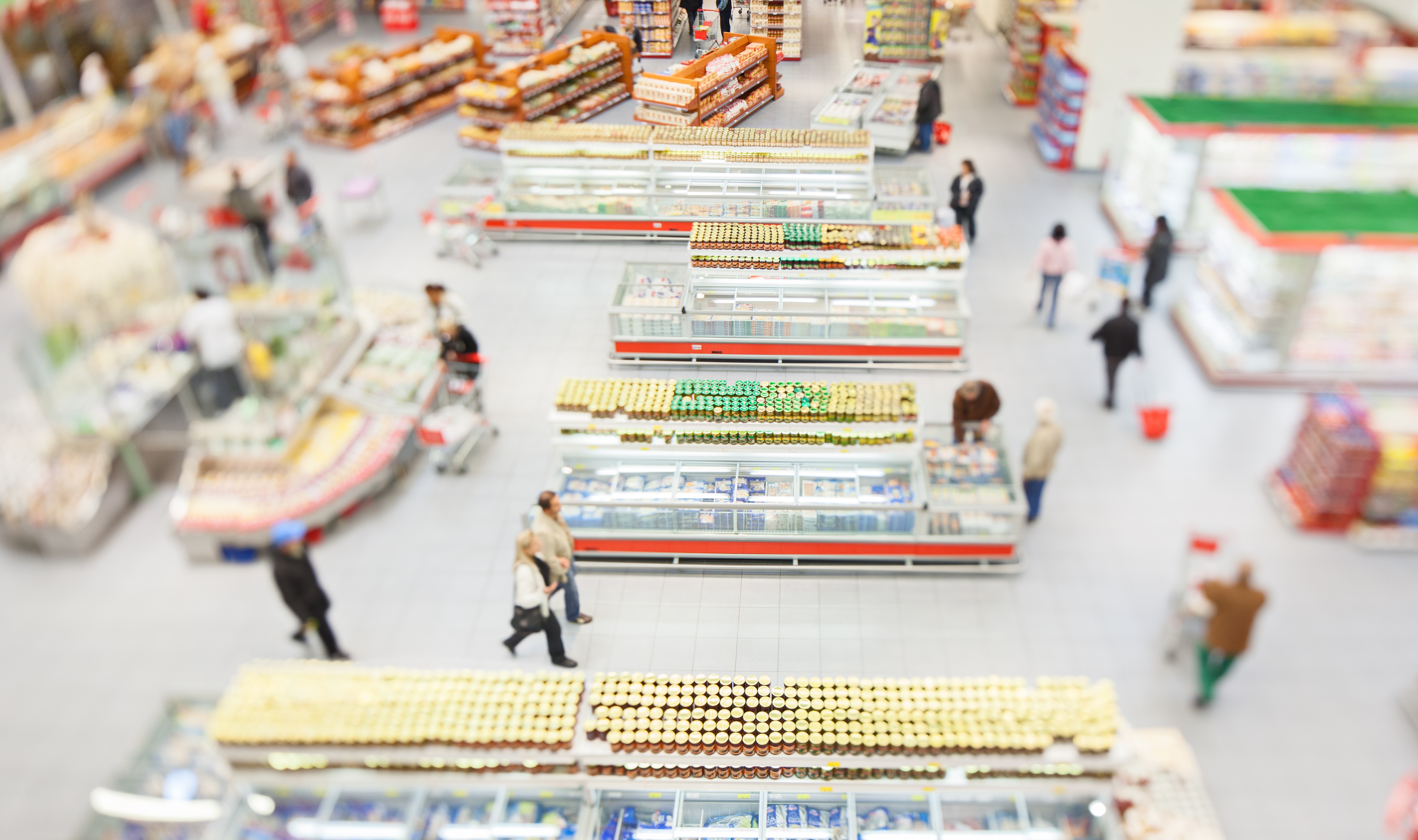 People-shopping-in-a-large-supermarket-521895511_5616x3329.jpeg